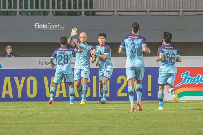 Para pemain Persela Lamongan menyambut Ivan Carlos seusai mampu menciptakan gol dalam laga pekan keempat Liga 1 2021 di Stadion Pakansari, Bogor, Jawa Barat, 24 September 2021.