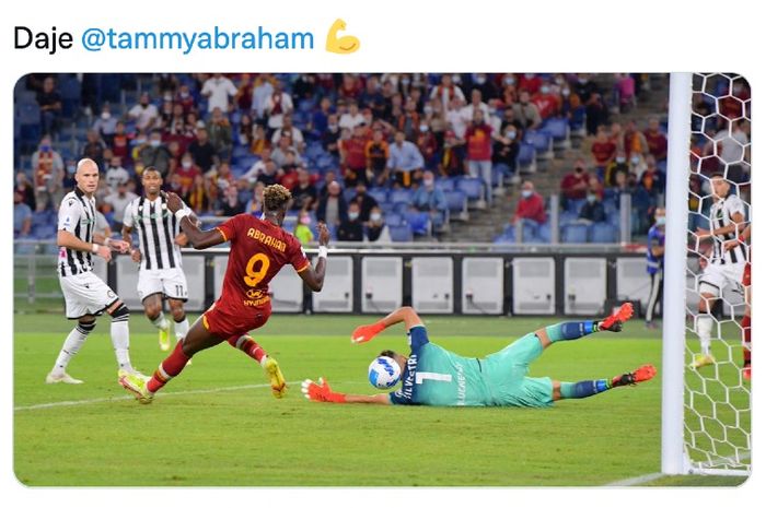 Pemain AS Roma, Tammy Abraham, mencetak gol pada pertandingan melawan Udinese di Stadion Olimpico, Jumat (24/9/2021)