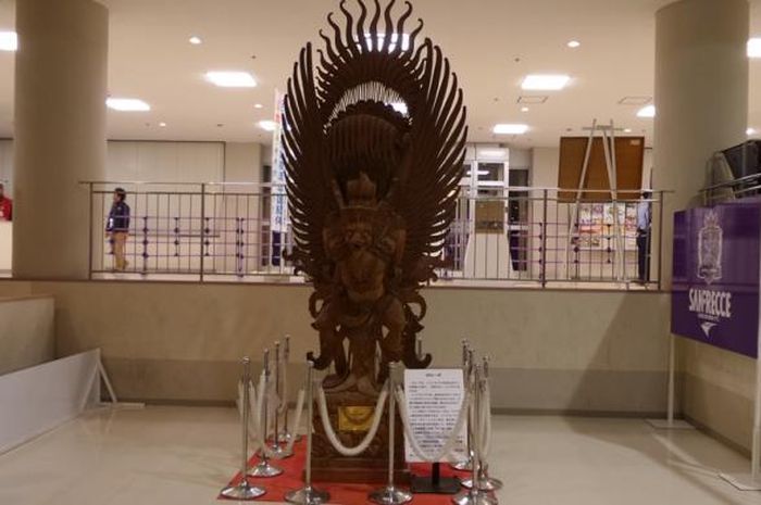 Patung Garuda di kandang klub peserta Liga Jepang, Sanfrecce Hiroshima.