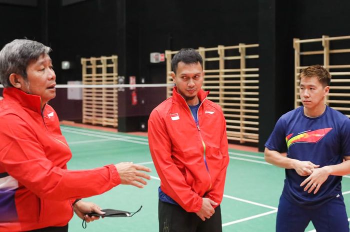 Pelatih ganda putra Indonesia, Herry Iman Pierngadi tengah memberikan arahan kepada Marcus Fernaldi Gideon dan Mohammad Ahsan jelang Sudirman Cup 2021, Jumat (24/9/2021)