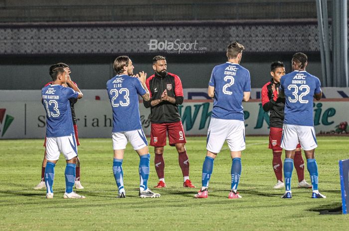 Francisco Torres dan para pemain Borneo FC sedang bertepuk tangan jelang melawan Persib Bandung dalam laga pekan keempat Liga 1 2021 di Stadion Indomilk Arena, Tangerang, Banten, 23 September 2021.