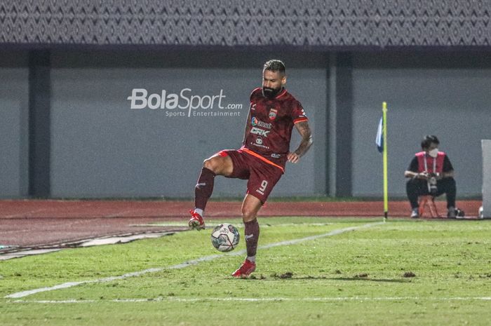 Striker Borneo FC, Francisco Torres, sedang menguasai bola dalam laga pekan keempat Liga 1 2021 di Stadion Indomilk Arena, Tangerang, Banten, 23 September 2021.