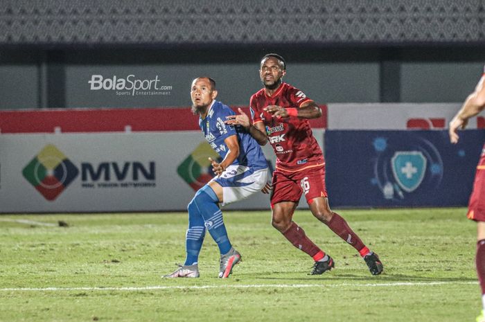 Striker Borneo FC, Boaz Solossa (kanan) dan pemain Persib Bandung, Supardi Nasir (kiri), sedang bertanding dalam laga pekan keempat Liga 1 2021 di Stadion Indomilk Arena, Tangerang, Banten, 23 September 2021.