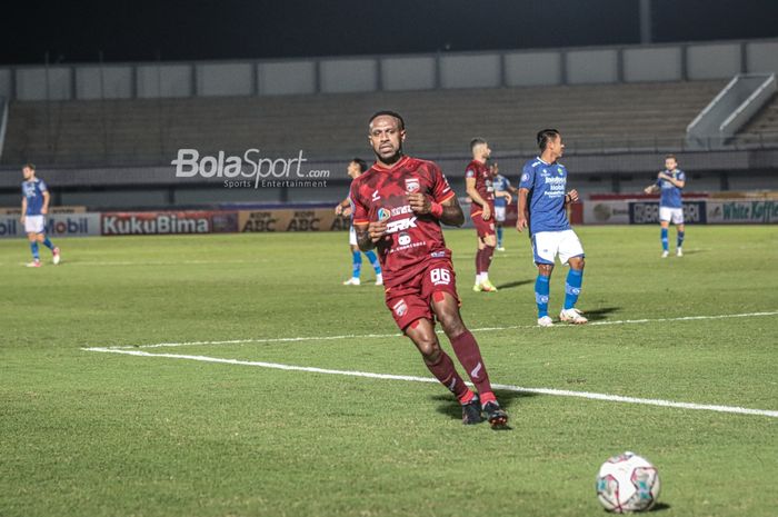 Penyerang Borneo FC, Boaz Solossa, sedang bertanding dalam laga pekan keempat Liga 1 2021 di Stadion Indomilk Arena, Tangerang, Banten, 23 September 2021.