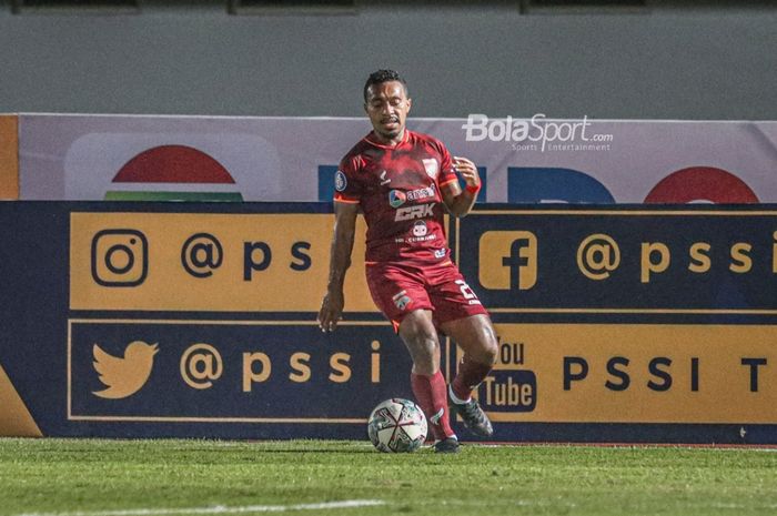 Pemain sayap kanan Borneo FC, Terens Puhiri, sedang menguasai bola dalam laga pekan keempat Liga 1 2021 di Stadion Indomilk Arena, Tangerang, Banten, 23 September 2021.