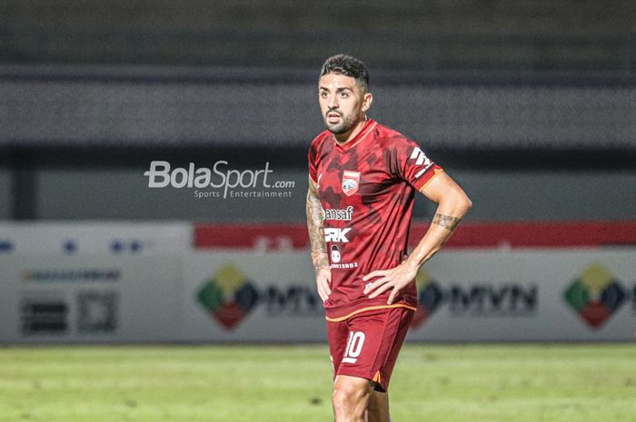 Gelandang serang Borneo FC, Jonathan Bustos, sedang bertanding dalam laga pekan keempat Liga 1 2021 di Stadion Indomilk Arena, Tangerang, Banten, 23 September 2021.