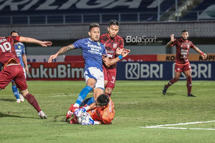 Striker Persib Bandung, Wander Luiz (kiri), sedang merebut bola dengan kiper Borneo FC, Angga Saputro, dan dibayangi rekannya, Wildansyah (kanan), dalam laga pekan keempat Liga 1 2021 di Stadion Indomilk Arena, Tangerang, Banten, 23 September 2021.