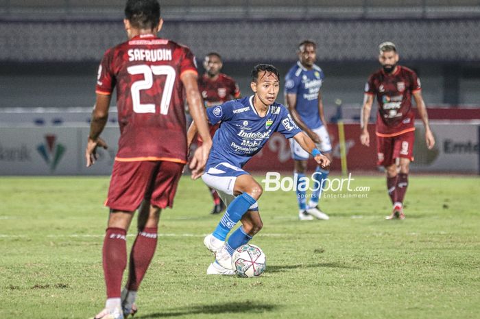 Gelandang Persib Bandung, Beckham Putra Nugraha, sedang menguasai bola dalam laga pekan keempat Liga 1 2021 di Stadion Indomilk Arena, Tangerang, Banten, 23 September 2021.