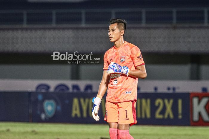 Kiper Borneo FC, Angga Saputro, sedang bertanding dalam laga pekan keempat Liga 1 2021 di Stadion Indomilk Arena, Tangerang, Banten, 23 September 2021.