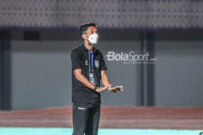 Pelatih Borneo FC, Ahmad Amiruddin, sedang memberikan intruksi kepada para pemainnya dalam laga pekan keempat Liga 1 2021 di Stadion Indomilk Arena, Tangerang, Banten, 23 September 2021.