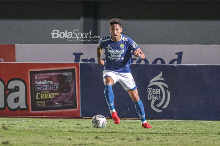 Striker Persib Bandung, Wander Luiz, sedang menggiring bola dalam laga pekan keempat Liga 1 2021 di Stadion Indomilk Arena, Tangerang, Banten, 23 September 2021.