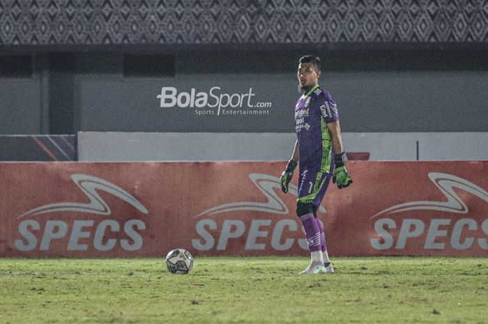 Kiper Persib Bandung, Muhammad Natshir, sedang bertanding dalam laga pekan keempat Liga 1 2021 di Stadion Indomilk Arena, Tangerang, Banten, 23 September 2021.
