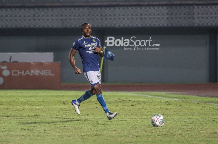 Bek Persib Bandung, Victor Igbonefo, sedang menguasai bola dalam laga pekan keempat Liga 1 2021 di Stadion Indomilk Arena, Tangerang, Banten, 23 September 2021.