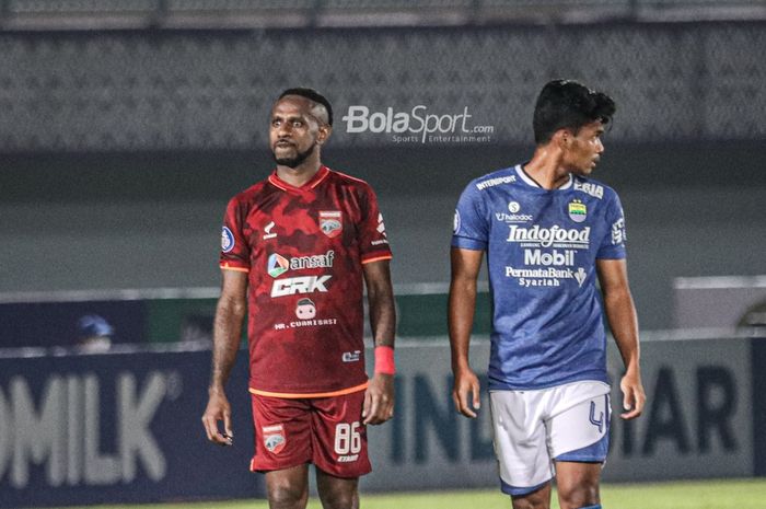 Penyerang Borneo FC, Boaz Solossa (kiri), sedang bertanding dalam laga pekan keempat Liga 1 2021 di Stadion Indomilk Arena, Tangerang, Banten, 23 September 2021.