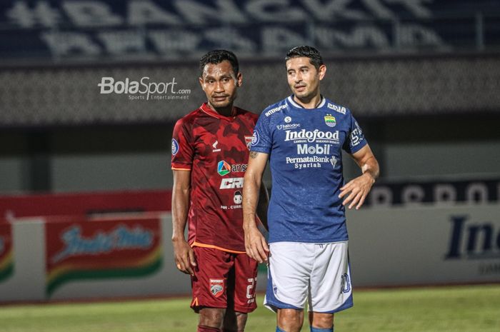 Bek sayap kiri Borneo FC, Safrudin Tahar (kiri), sedang mengawal pergerakan pemain Persib Bandung, Esteban Vizcarra (kanan), dalam laga pekan keempat Liga 1 2021 di Stadion Indomilk Arena, Tangerang, Banten, 23 September 2021.