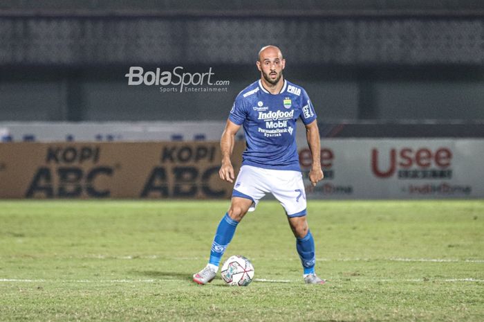 Gelandang Persib Bandung, Mohammed Rashid, sedang menguasai bola dalam laga pekan keempat Liga 1 2021 di Stadion Indomilk Arena, Tangerang, Banten, 23 September 2021.