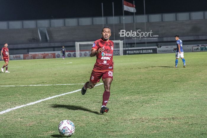 Pemain sayap kanan Borneo FC, Terens Puhiri, nampak akan menghampiri bola dalam laga pekan keempat Liga 1 2021 di Stadion Indomilk Arena, Tangerang, Banten, 23 September 2021.