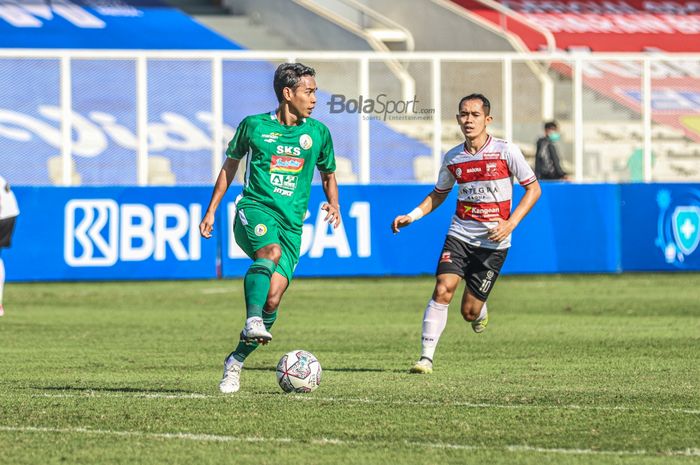 Gelandang PSS Sleman, Misbakus Solikin (kiri), sedang menguasai bola dan dibayangi oleh pemain Madura United, Slamet Nurcahyo (kanan), dalam laga pekan keempat Liga 1 2021 di Stadion Madya, Senayan, Jakarta, 25 September 2021.