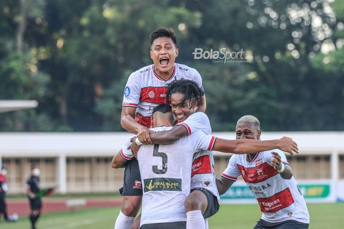 Fachruddin Aryanto dan Ronalto Kwateh bersama beberapa pemain Madura United nampak sedang merayakan gol Jaimerson Xavier dalam laga pekan keempat Liga 1 2021 di Stadion Madya, Senayan, Jakarta, 25 September 2021.