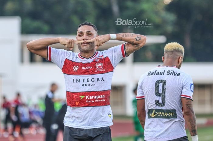 Selebrasi Jaimerson Xavier selepas mencetak gol ke gawang PSS Sleman di Stadion Madya, Senayan, Jakarta Pusat, Sabtu (25/9/2021).