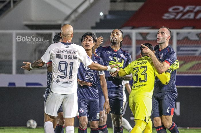 Dua pemain Arema FC, Sergio Silva (kanan) dan Carlos Fortes (tengah), sedang beradu mulut dengan pilar PSIS Semarang, Bruno Silva (paling kiri), Kiper PSIS Semarang, Jandia Eka Putra, nampak sedang ditandu keluar lapangan saat laga pekan keempat Liga 1 2021 di Stadion Madya, Senayan, Jakarta, 25 Sep