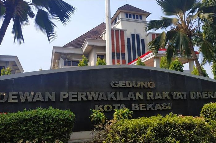 Gaji Belum Genap Sebulan, Puluhan Anggota DPRD Tulungagung Gadai SK untuk Utang ke Bank: Sebuah Refleksi tentang Prioritas dan Tanggung Jawab