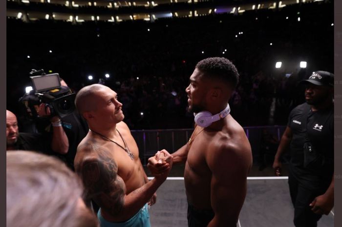 Oleksandr Usyk (kiri) dan Anthony Joshua (kanan) saat melakukan sesi face-off pada Jumat (24/9/2021).