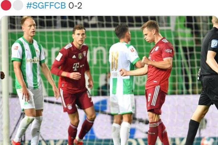 Gelandang Bayern Muenchen, Joshua Kimmich, merayakan gol ke gawang Greuther Fuerth dalam laga Bundesliga di Stadion Sportpark Ronhof Thomas Sommer, Jumat (24/9/2021).