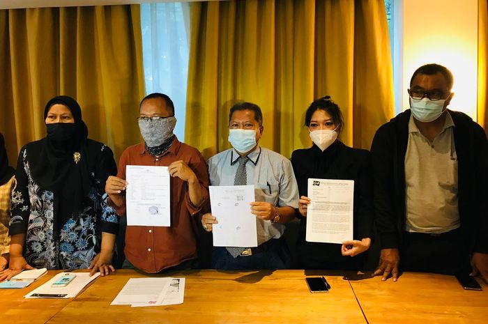 Agustin bersama tim kuasa hukumnya saat ditemui di kawasan Senayan, Jakarta Selatan, Sabtu (25/9/2021).