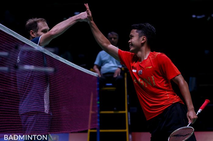 Pebulu tangkis tunggal putra Indonesia, Anthony Sinisuka Ginting, melakukan tos dengan wakil NFBR (Rusia), Ivan Sozonov, yang menjadi lawannya pada pertandingan penyisihan Grup C Sudirman Cup 2021.