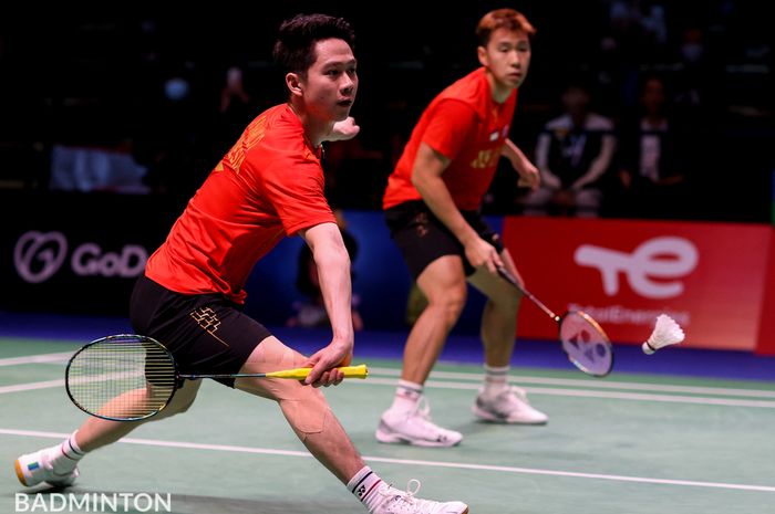 Pasangan ganda putra Indonesia, Marcus Fernaldi Gideon/Kevin Sanjaya Sukamuljo, saat menjalani pertandingan melawan wakil NFBR (Rusia) Vladimir Ivanov/Ivan Sozonov dalam pertandingan penyisihan Grup C Sudirman Cup 2021 di Energiaa Arena, Vantaa, Finlandia, Minggu (26/9/2021).