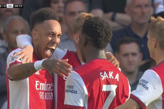 Pemain Arsenal, Pierre-Emerick Aubameyang (kiri), mencetak gol ke gawang Tottenham Hotspur dalam laga pekan keenam Liga Inggris 2021-2022, Minggu (26/9/2021) pukul 22.30 WIB.