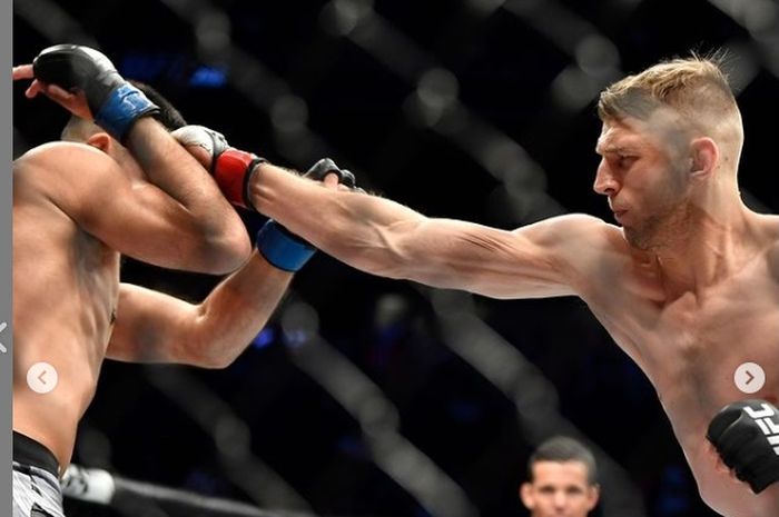 Foto Dan Hooker (kanan) menghadapi Nasrat Haqparast (kiri) di UFC 266, Minggu (26/9/2021) WIB.