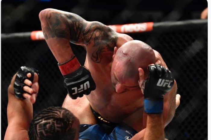 Momen pertarungan super brutal pada UFC 266, 26 September 2021, antara Alexander Volkanovski (atas) dan Brian Ortega.