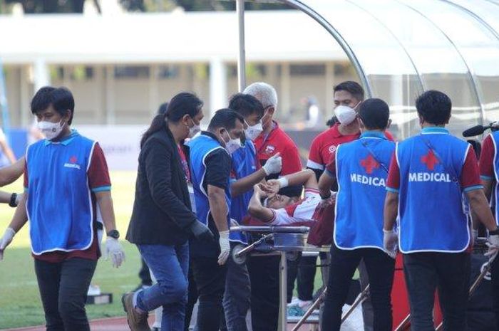 Pemain Madura United, M Kevy Syahertian saat menerima perawatan tim medis pada laga kontra PSS Sleman.