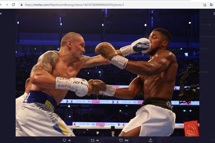 Oleksandr Usyk (kiri) saat mendaratkan pukulan tepat mengenai Anthony Joshua (kanan) saat bertanding di Tottenham Hotspur Stadium, London, Inggris, Sabtu (25/9/2021).