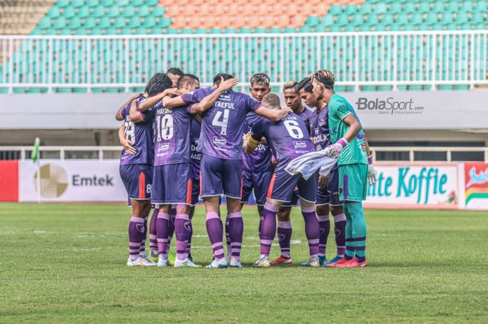 Skuat Persita Tangerang sedang melakukan briefing dalam laga pekan keempat Liga 1 2021 di Stadion Pakansari, Bogor, Jawa Barat, 24 September 2021.