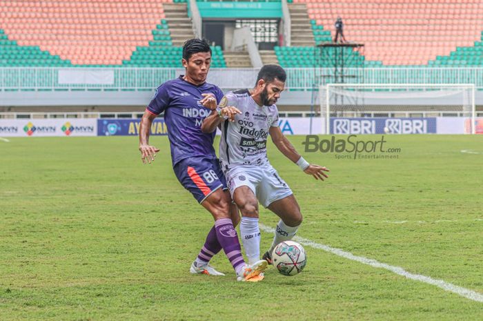 Pemain sayap kiri Bali United, Yabes Roni (kanan), sedang menguasai bola dan dijaga ketat oleh pilar Persita Tangerang, Irsyad Maulana (kiri, dalam laga pekan keempat Liga 1 2021 di Stadion Pakansari, Bogor, Jawa Barat, 24 September 2021.