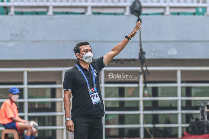 Pelatih Persita Tangerang, Widodo Cahyono Putro, sedang memberikan intruksi kepada para pemainnya dalam laga pekan keempat Liga 1 2021 di Stadion Pakansari, Bogor, Jawa Barat, 24 September 2021.