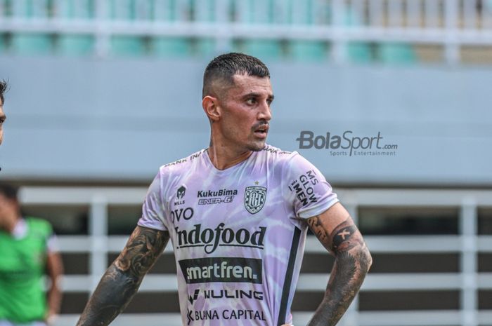 Pemain sayap kanan Bali United, Stefano Lilipaly, sedang bertanding dalam laga pekan keempat Liga 1 2021 di Stadion Pakansari, Bogor, Jawa Barat, 24 September 2021.