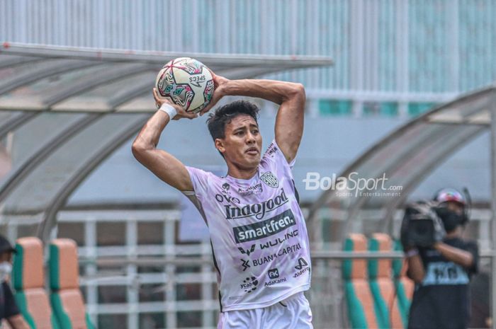 Bek sayap kanan Bali United, I Made Andhika Wijaya, sedang melakukan lemparan ke dalam saat laga pekan keempat Liga 1 2021 di Stadion Pakansari, Bogor, Jawa Barat, 24 September 2021.