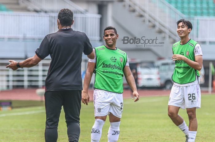 Dua pemain Bali United, Eber Bessa (kiri) dan Komang Tri Arta Wiguna (kanan), sedang berlatih  dalam laga pekan keempat Liga 1 2021 di Stadion Pakansari, Bogor, Jawa Barat, 24 September 2021.