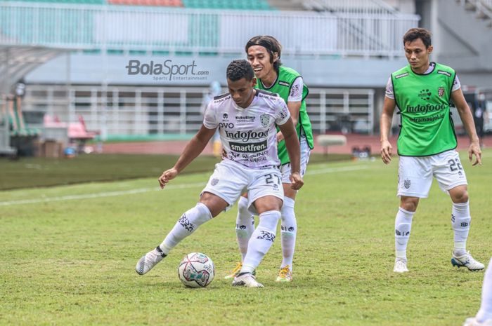 Gelandang serang Bali United, Eber Bessa (kiri), sedang berlatih dengan dua rekannya, Fadil Sausu (tengah) dan Dias Angga (kanan), dalam laga pekan keempat Liga 1 2021 di Stadion Pakansari, Bogor, Jawa Barat, 24 September 2021.