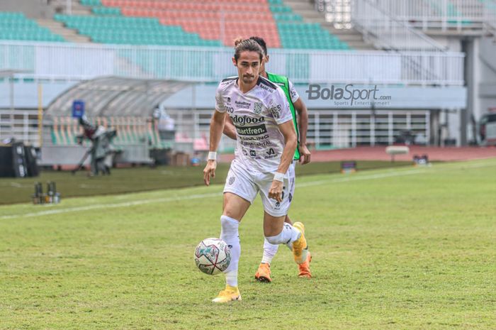 Bek sayap kanan Bali United, Gavin Kwan, sedang melakukan pemanasan dalam laga pekan keempat Liga 1 2021 di Stadion Pakansari, Bogor, Jawa Barat, 24 September 2021.