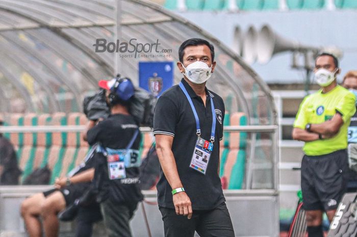 Pelatih Persita Tangerang, Widodo Cahyono Putro, sedang mengamati laga pekan keempat Liga 1 2021 di Stadion Pakansari, Bogor, Jawa Barat, 24 September 2021.