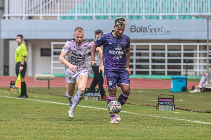 Striker Persita Tangerang, Ahmad Nur Hardianto (kanan), sedang menguasai bola dan dibayangi oleh pemain Bali United, Melvin Platje (kiri), dalam laga pekan keempat Liga 1 2021 di Stadion Pakansari, Bogor, Jawa Barat, 24 September 2021.