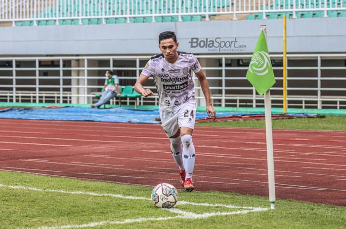 Bek sayap kiri Bali United, Ricky Fajrin, nampak akan melakukan tendangan sepak pojok dalam laga pekan keempat Liga 1 2021 di Stadion Pakansari, Bogor, Jawa Barat, 24 September 2021.