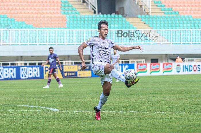 Pemain sayap kiri Bali United, Muhammad Rahmat, sedang mengontrol bola dengan kaki kanannya dalam laga pekan keempat Liga 1 2021 di Stadion Pakansari, Bogor, Jawa Barat, 24 September 2021.