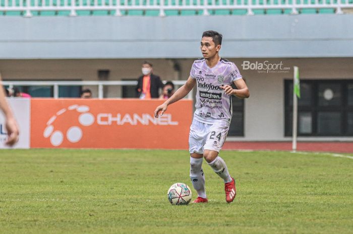 Bek sayap kiri Bali United, Ricky Fajrin, sedang menguasai bola Pemain sayap kiri Bali United, Muhammad Rahmat, sedang menguasai bola dalam laga pekan keempat Liga 1 2021 di Stadion Pakansari, Bogor, Jawa Barat, 24 September 2021.