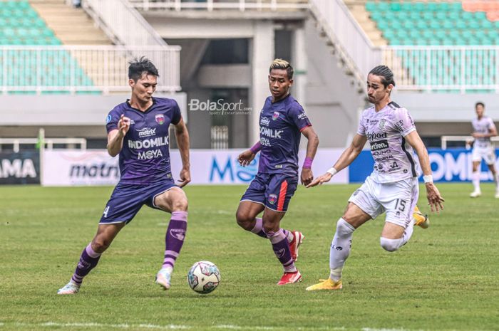 Dua pemain Persita Tangerang, Syaeful Anwar (kiri) dan Muhammad Toha (tengah), sedang menghalau pergerakan pilar Bali United, Gavin Kwan (kanan), dalam laga pekan keempat Liga 1 2021 di Stadion Pakansari, Bogor, Jawa Barat, 24 September 2021.